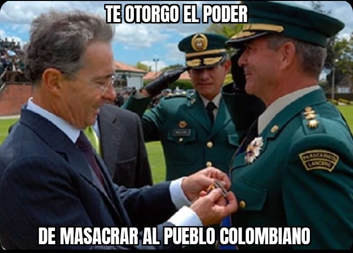 Álvaro Uribe Vélez y el exgeneral Mario Montoya. Criminales y máximos ejecutores de falsos positivos en Colombia.
