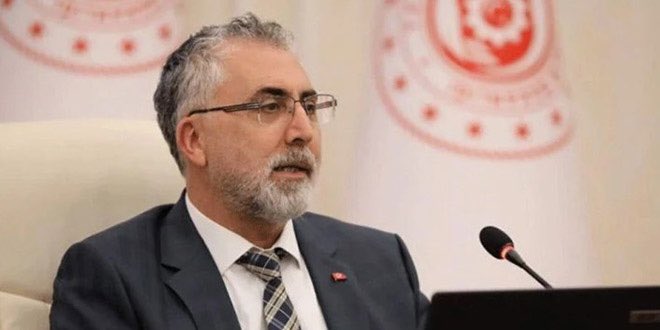Çalışma Bakanlığı yaptığı basın açıklamasıyla büyük pot kırdı.

Yapılan açıklamada, Bakan Işıkhan’ın "Yarın memur zammı sürecini sonuçlandıracağız. Takdir Sayın Cumhurbaşkanı Erdoğan’ın olacak” denildi.

Ancak pot kırıldığı fark edilince yapılan açıklama “Takdir Hakem