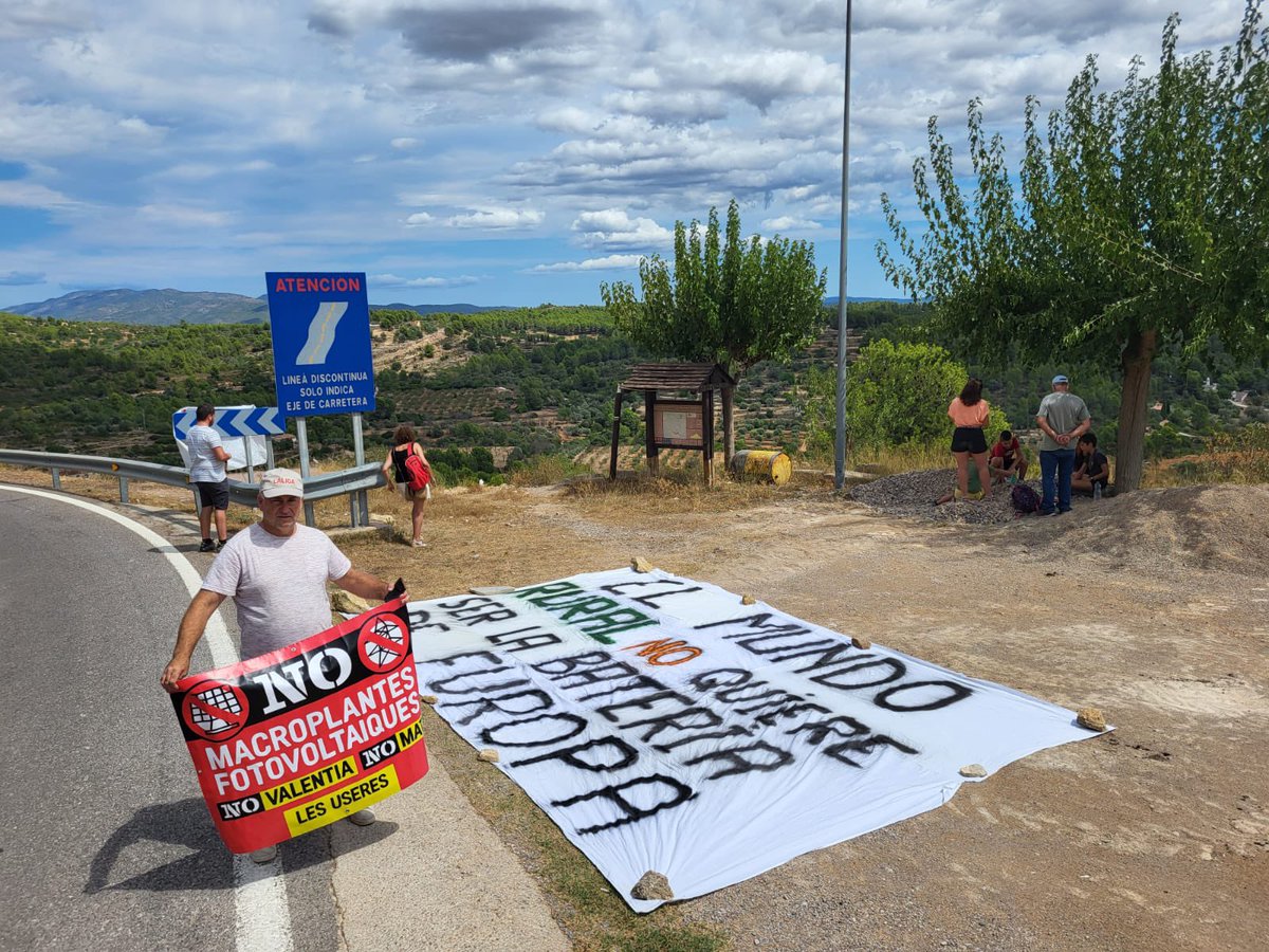 lesnostresarrel's tweet photo. Muchísimas gracias por todos los que estuvisteis allí!
No a les macroplantes fotovoltaiques!
#nomat #nomagda #novalentia https://t.co/uzNI9C9fPI