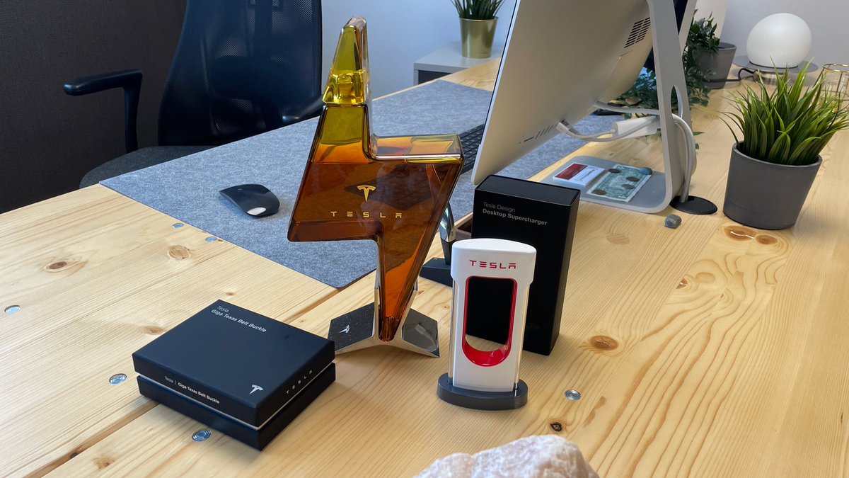 MarkusKurzbauer's tweet photo. #ProjektControl

#Tesla &amp; #Apple #Freak 😉 😎
 #Dekantier  
  #UsbLadestation
   #Gürtelschnalle
#Apple
 #iMac
  #iPad
   #iPhone
    #AppleDisplay https://t.co/iqqmS9JvSg