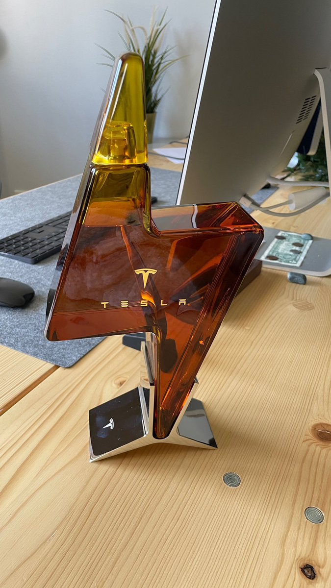 MarkusKurzbauer's tweet photo. #ProjektControl

#Tesla &amp; #Apple #Freak 😉 😎
 #Dekantier  
  #UsbLadestation
   #Gürtelschnalle
#Apple
 #iMac
  #iPad
   #iPhone
    #AppleDisplay https://t.co/iqqmS9JvSg