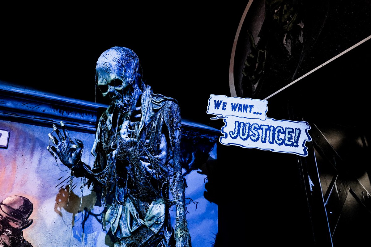 HorrorNightsORL's tweet photo. these comics are so immersive u might never leave

listen to more about the HHN32 tribute store here: https://t.co/ZwQl0OckaJ https://t.co/q7KFYP1Ltg