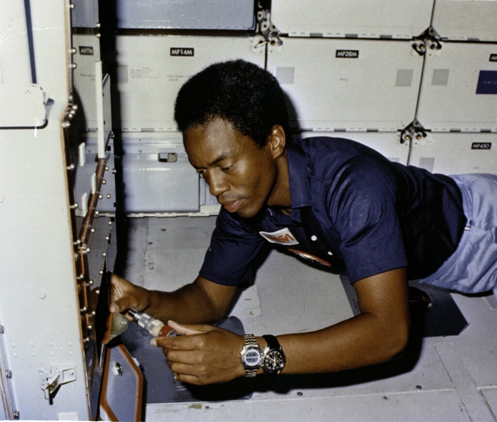 exceptionalvids's tweet photo. Guy Bluford, the First African American in Space via NASA https://t.co/uIdvyuwlp6 https://t.co/m3OGyiizlL