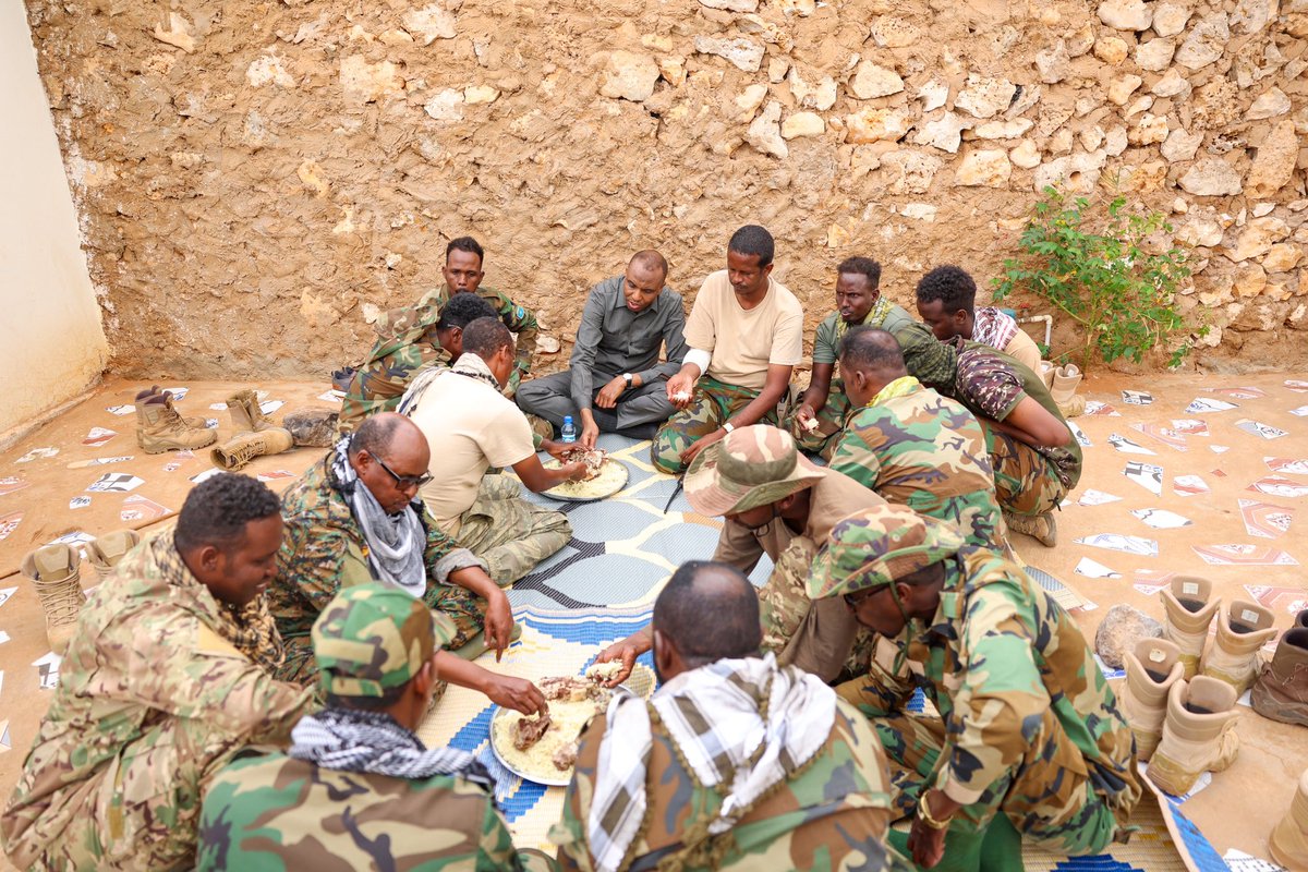 SomaliPM's tweet photo. Ra’iisul Wasaare @HamzaAbdiBarre oo xog wareysi la yeelanaya qaar ka mid ah geesiyaasha ciidanka Xoogga Dalka ee safka hore kaga jira dagaalka lagu ciribtirayo Khawaariijta.

#SifeyntaKhawaarijta #SooqaboKhawaarijka #HakaharinHowgalka https://t.co/jKIgl0W2Sg