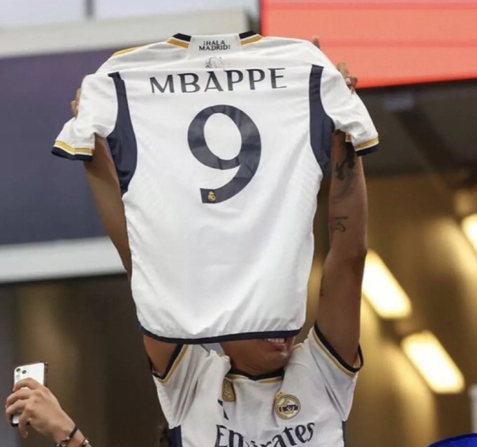 ElInmortal____'s tweet photo. Que Mbappé va a venir al Real Madrid es una ilusión.

Que su ídolo Cristiano Ronaldo lo supera en goles en 2023 (+3) con casi 15 años más que él es una realidad.

Prefiero vivir en la realidad.
Y que le den a la ilusión. https://t.co/Id2TnENTjJ