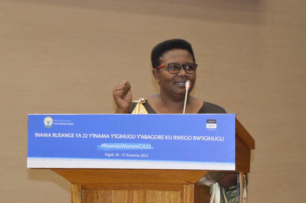 RwandaWomen's tweet photo. Perezida w'Inama y'Igihugu y'Abagore @NyirajyambereB  yavuze ko mu mihigo yasuzumwe harimo no guhanga udushya dufasha imiryango guhindura imibereho mu guharanira kugira umuryango Ushoboye kandi Utekanye ashimira abahize abandi, asaba bose kongera imbaraga no kunoza ibyo bakora. https://t.co/AiMnjA8SDw