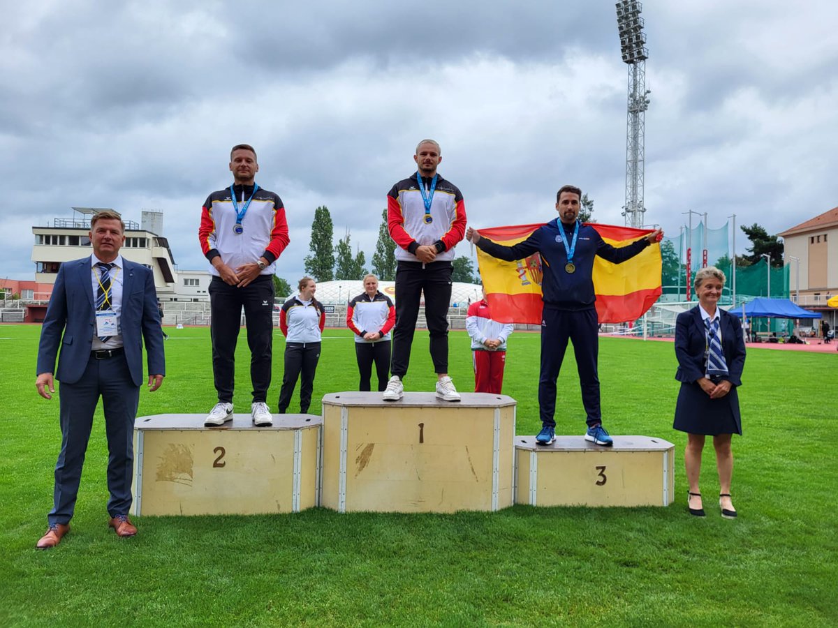 policia's tweet photo. ¡Enhorabuena David Alejandro! 👏🥳

El agente de @policia 👮ha conseguido la medalla de bronce 🥉en el Campeonato de Europa de Policías de #atletismo celebrado en #Praga, en la modalidad de los 100 metros lisos 🏃

#SomosDeporte https://t.co/XaZkKP3CbI