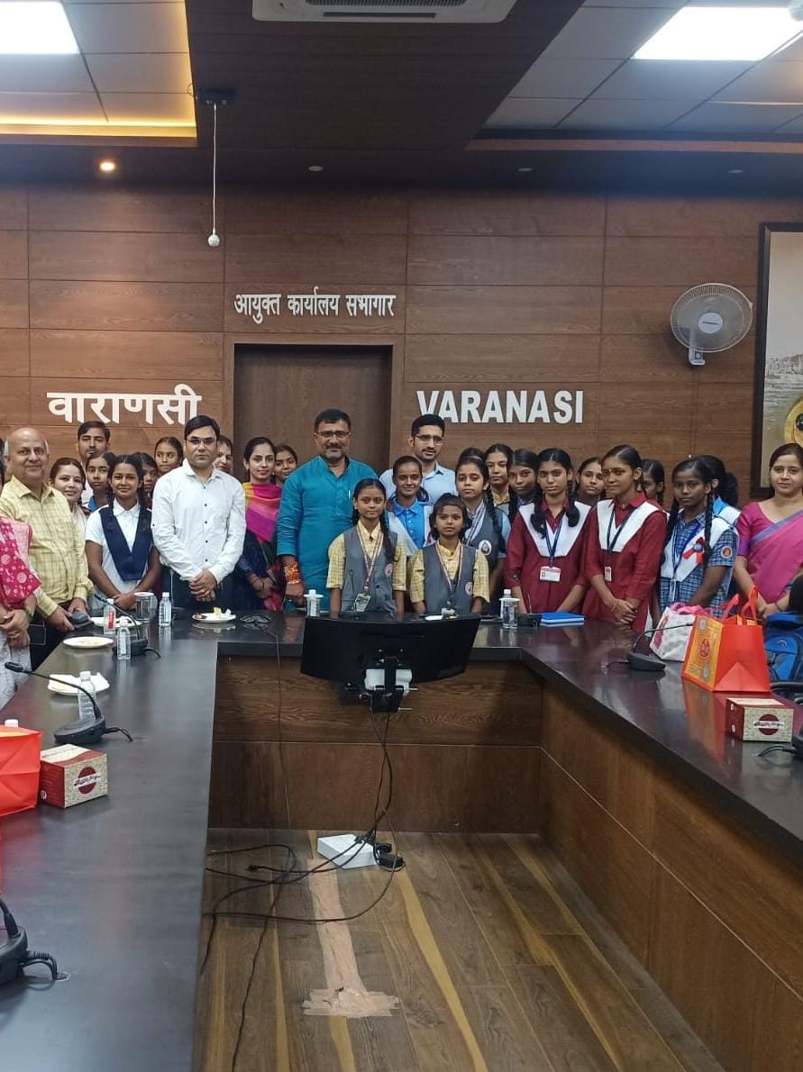 VaranasiCdo's tweet photo. मा० मुख्यमंत्री योगी आदित्यनाथ ने लोकभवन लखनऊ से कन्या सुमंगला योजना के लाभार्थियों से बातचीत की इसी क्रम में‌‌ रक्षाबंधन के उपलक्ष्य पर बच्चियों ने श्री हिमांशु नागपाल मुख्य विकास अधिकारी वाराणसी एवं जिला स्तरीय अधिकारी को बांधी राखी। https://t.co/OWEVyhZLUp