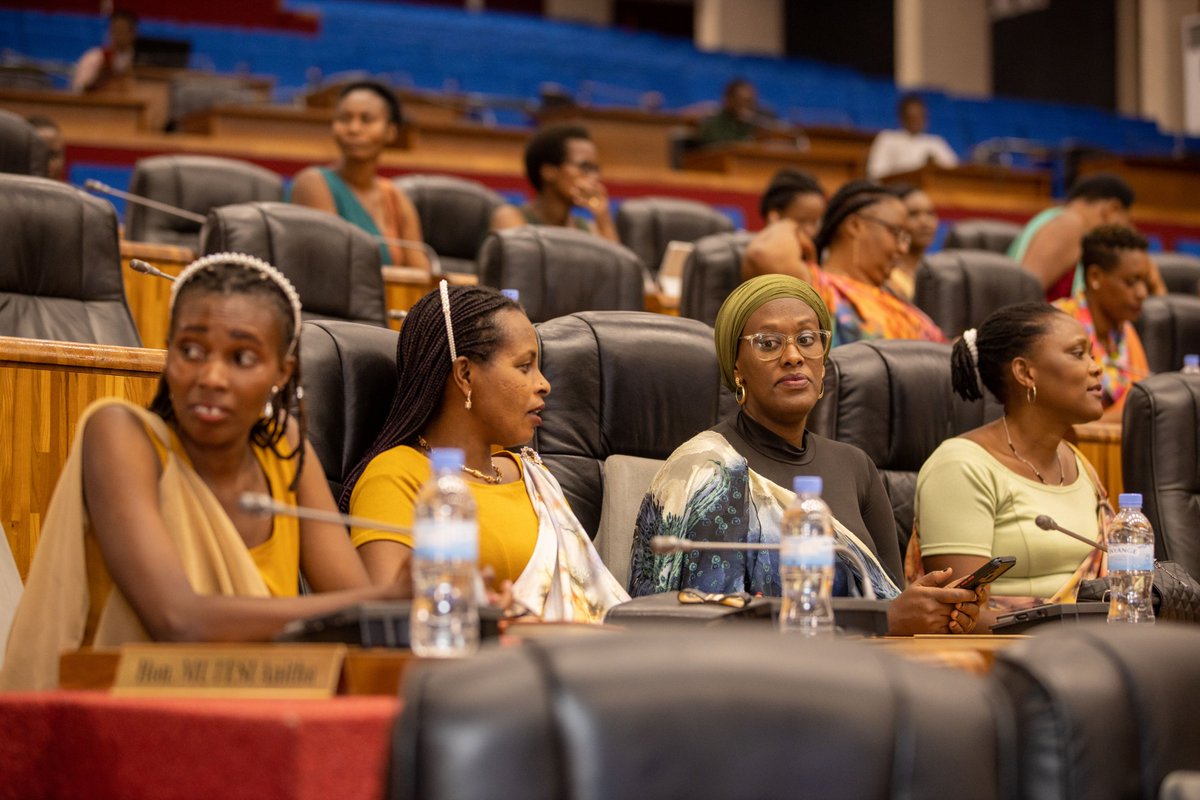 RwandaWomen's tweet photo. Perezida w'Inama y'Igihugu y'Abagore @NyirajyambereB  yavuze ko mu mihigo yasuzumwe harimo no guhanga udushya dufasha imiryango guhindura imibereho mu guharanira kugira umuryango Ushoboye kandi Utekanye ashimira abahize abandi, asaba bose kongera imbaraga no kunoza ibyo bakora. https://t.co/AiMnjA8SDw