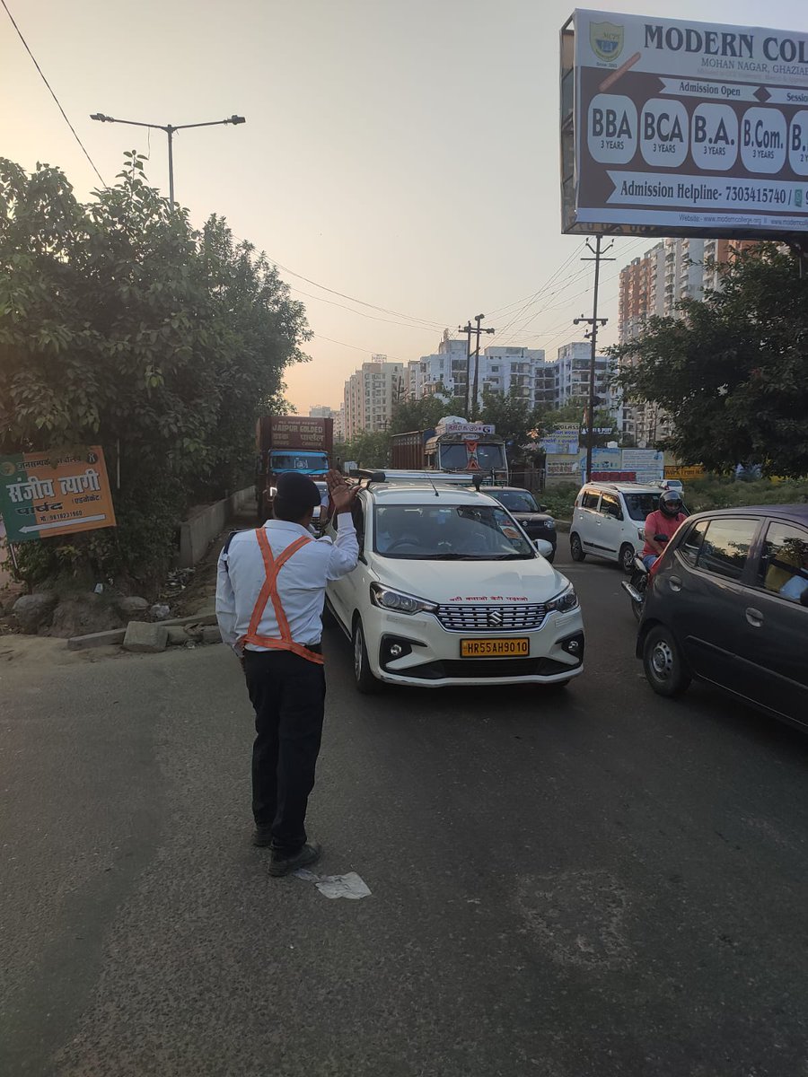 Gzbtrafficpol's tweet photo. #TrafficUpdateGhaziabad.../आज दिनाँक 30/08/2023 को समय 18:40 बजे फार्च्यून कट (राजनगर एक्सटेंशन)पर यातायात का दबाव चल रहा है,यातायात पुलिस मौके पर मौजूद है,आवश्यक कार्रवाई की जा रही है। https://t.co/MF2Ws7gnQP