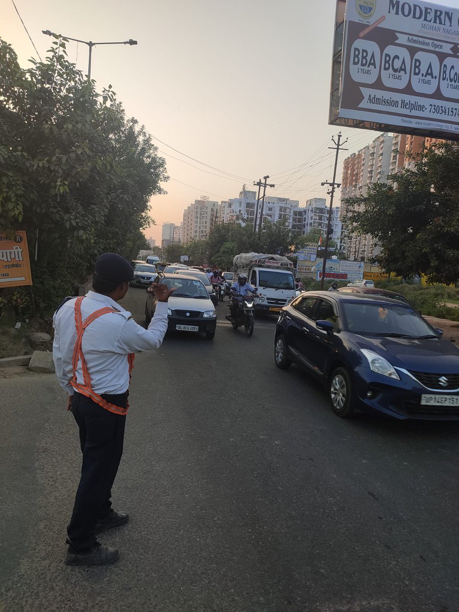 Gzbtrafficpol's tweet photo. #TrafficUpdateGhaziabad.../आज दिनाँक 30/08/2023 को समय 18:40 बजे फार्च्यून कट (राजनगर एक्सटेंशन)पर यातायात का दबाव चल रहा है,यातायात पुलिस मौके पर मौजूद है,आवश्यक कार्रवाई की जा रही है। https://t.co/MF2Ws7gnQP