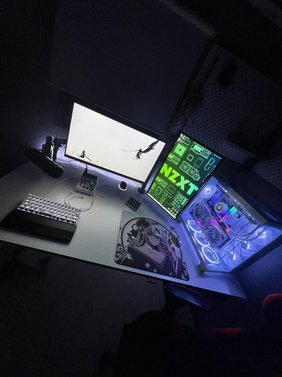 _p1ero's tweet photo. やっと新しいPCとゲームの出来る部屋が完成した。
後は色々買い足しで揃えていこう

#自作PC 
#NZXT https://t.co/PEEacHNatq