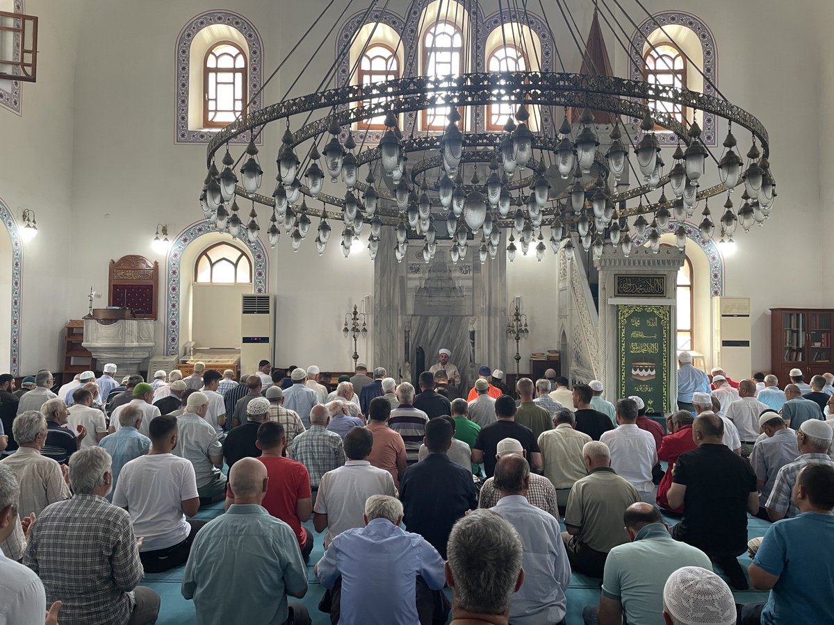 Valimiz @ihsanselimb, 30 Ağustos Zafer Bayramı münasebetiyle @rizemuftulugu organizasyonu ile📍#ŞeyhCamii’nde okutulan Kur'an-ı Kerim tilaveti ve dua programına katıldı. Öğle Namazı sonrası vatandaşlarla bir süre sohbet eden Vali Baydaş, “Milletimizin #beka mücadelesinin vücut…