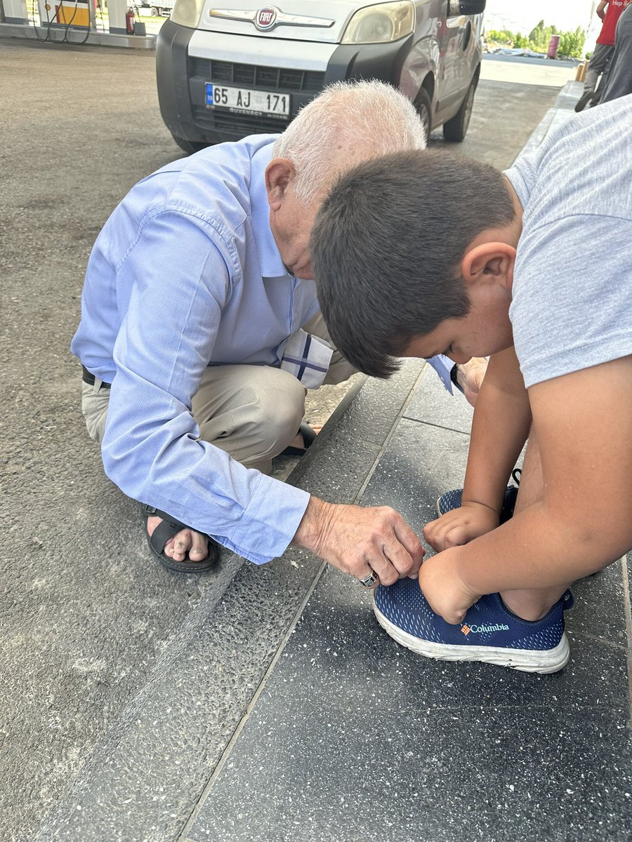 bozyel_necdet's tweet photo. Ahmet’in ayakkabı bağcıklarını bağlamada yardımcı olan 
Sevgili Hacı Selahattin Gürtürk dayım, ellerinden saygıyla hürmetle öpüyorum…
İnsan olmak, çok başka bir şey 🥰🌹 #30Agustos #sevgi #çocuk @GurturkS #Shellpetrol #Muş https://t.co/pDd40Nk1ar