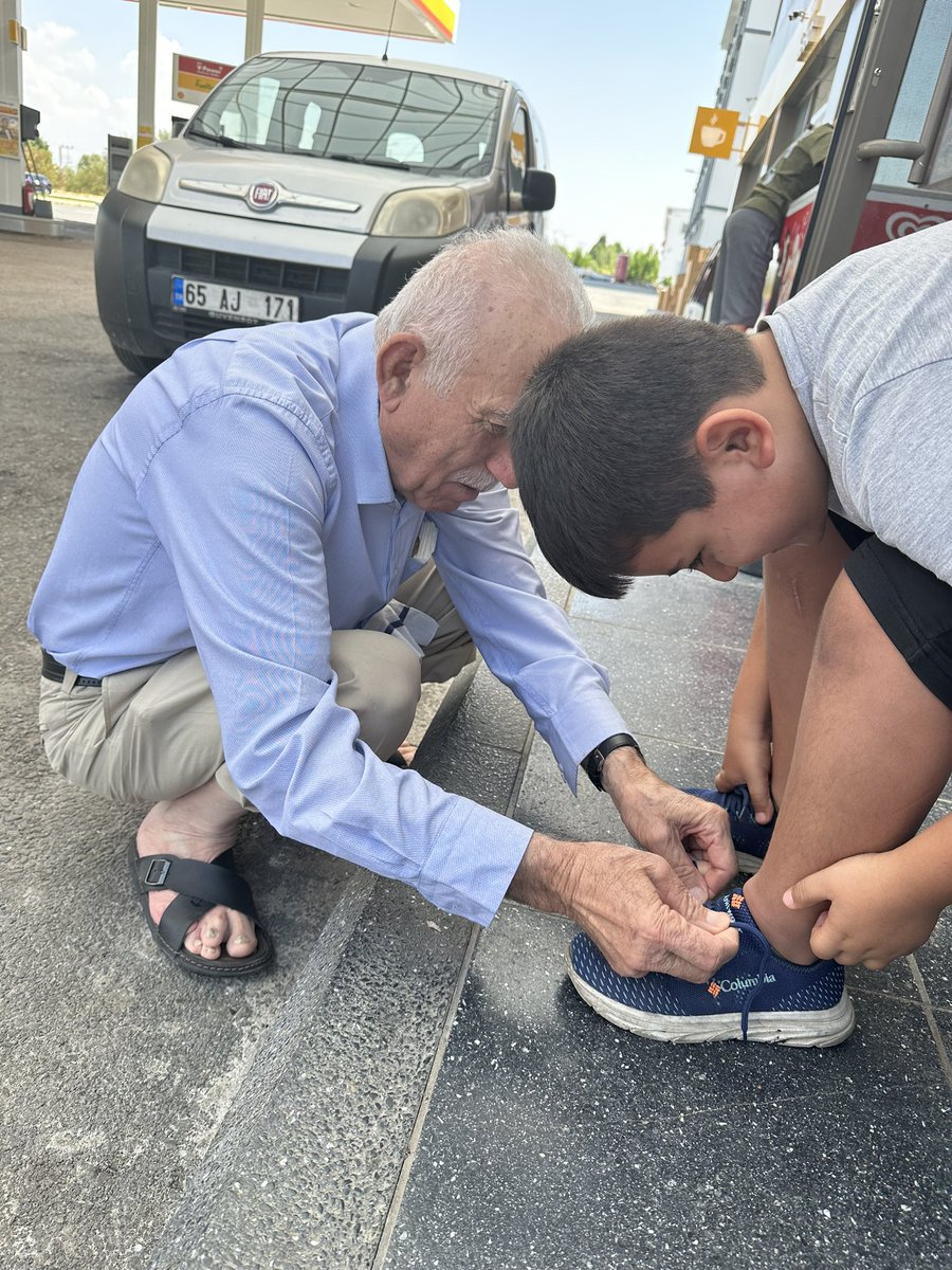 bozyel_necdet's tweet photo. Ahmet’in ayakkabı bağcıklarını bağlamada yardımcı olan 
Sevgili Hacı Selahattin Gürtürk dayım, ellerinden saygıyla hürmetle öpüyorum…
İnsan olmak, çok başka bir şey 🥰🌹 #30Agustos #sevgi #çocuk @GurturkS #Shellpetrol #Muş https://t.co/pDd40Nk1ar