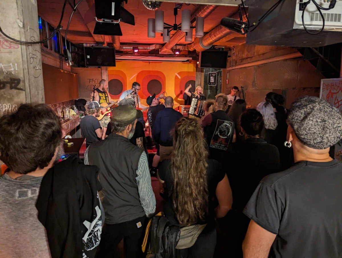 DureRealite's tweet photo. Ce soir, les Union Thugs sont de passage à Genève en Suisse. Ne ratez pas leur énergie contagieuse du côté de L'Écurie!

#unionthugs #thugsontour #folkpunk #durerealite #geneve #suisse #switzerland #oimusic #punkqc #punkfranco #punk #iww https://t.co/EN46Ucp2MM