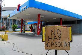 vivassantanaj_'s tweet photo. Pdvsa es un industria en ruinas. El régimen que ayer liquidó las asociaciones estratégicas; ahora imploran a Chevron y otras que vuelvan para intentar levantar las chatarras que Tareck El Aissami y el derivado Pedro Tellechea dejaron hasta #singasolina un pais. https://t.co/G7SL1bTyV5
