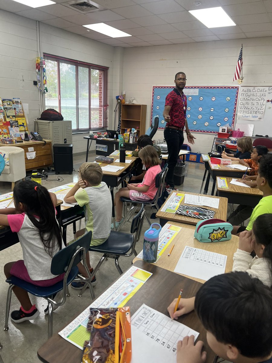 beinmshamby's tweet photo. #SOARingMath in Mr. Thomas’s class. He is accessing prior knowledge of the base ten system and introducing some 2nd grade vocabulary! Thanks for allowing me to jump on in! https://t.co/19LbOK3s7I