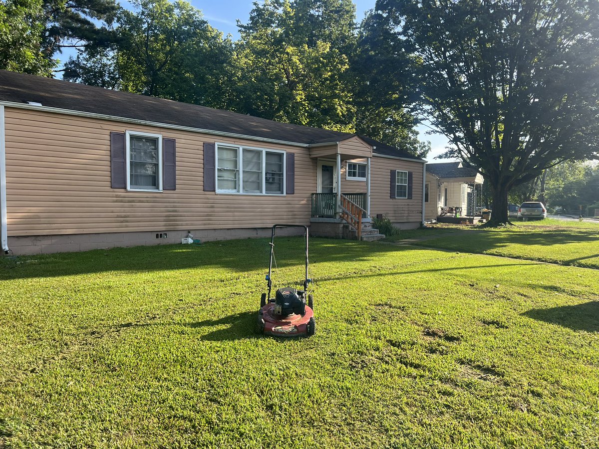 iamrodneysmith's tweet photo. This morning I had the pleasure of mowing Mr. Nathan’s lawn . It was great seeing him, he’s doing well . Making a difference one lawn at a time . https://t.co/vwuBYOfnzD