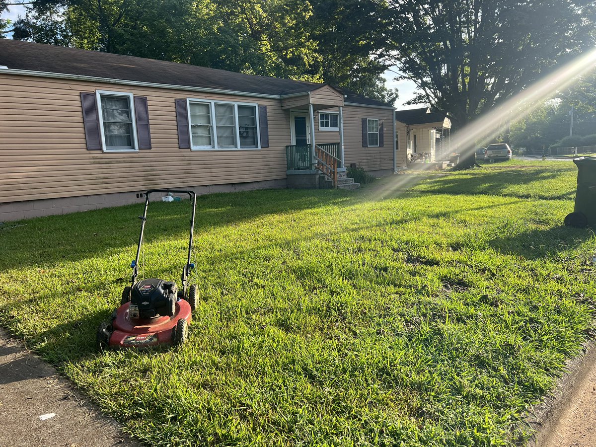 iamrodneysmith's tweet photo. This morning I had the pleasure of mowing Mr. Nathan’s lawn . It was great seeing him, he’s doing well . Making a difference one lawn at a time . https://t.co/vwuBYOfnzD