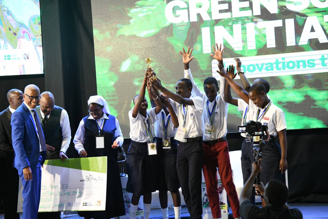 Sacred Heart SS Mushanga eya Sheema District baasingura empaka za #GreenSchools Climate Change Debate ahari Makerere University.

Aba baasinga na Ntare School na Mengo SS omukuhajaana oku okugyendereire kurinda embeera y'obwire

#GreenSchoolsUG
#GreenUG
Cc: @FAOUganda