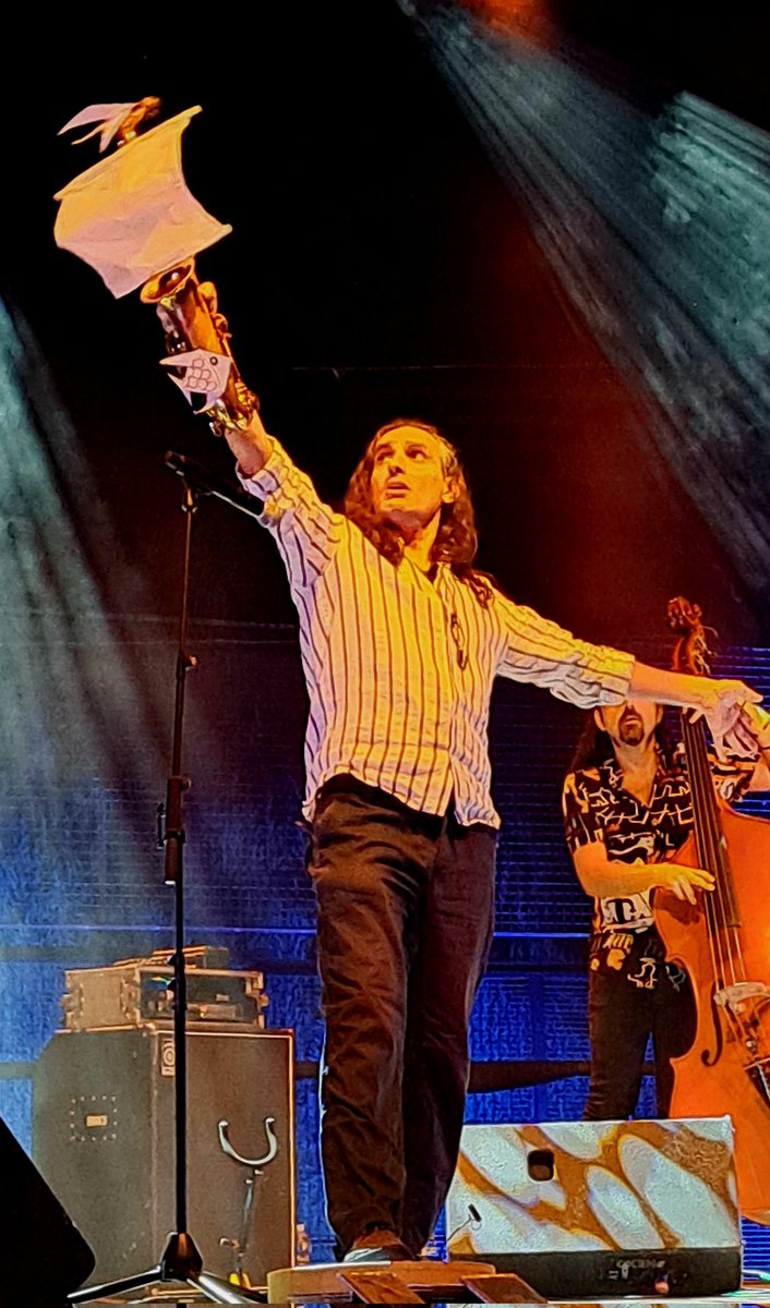 Navega velero mío, sin temor... 

Que es mi barco mi tesoro, 
que es mi dios, la libertad,
Mi ley, la fuerza del viento 
y mi única patria, amar.