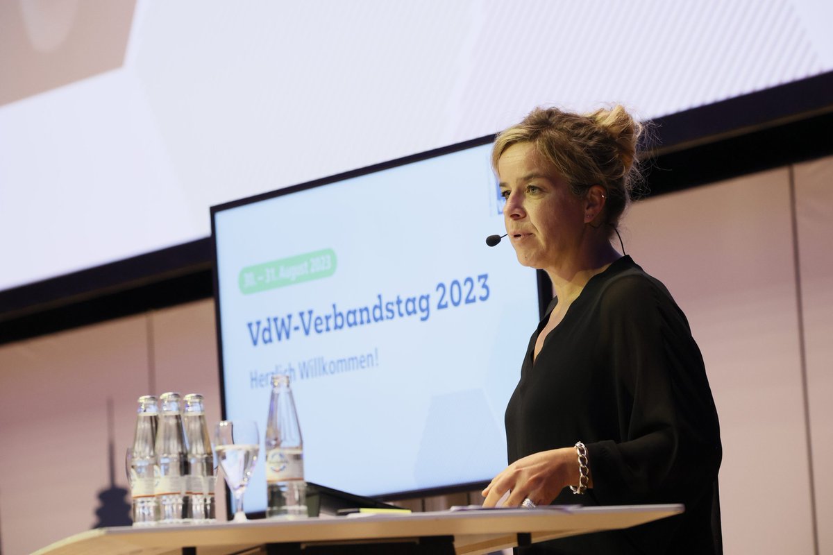 Kommunale #Wärmeplanung ist eine wichtige Grundlage für #klimaneutral|e Gebäudebestände. Austausch mit #NRW-Wirtschaftsministerin <a href="/MonaNeubaur/">Mona Neubaur</a> beim #VdW-#Verbandstag zum Wie?, Wann? und mit welchen Beteiligten <a href="/WirtschaftNRW/">Wirtschaft.NRW</a>