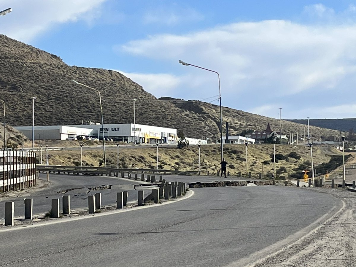 ornellavezzoso's tweet photo. #Comodoro Nuevas grietas en ruta 3 https://t.co/oBzw6W3kIB