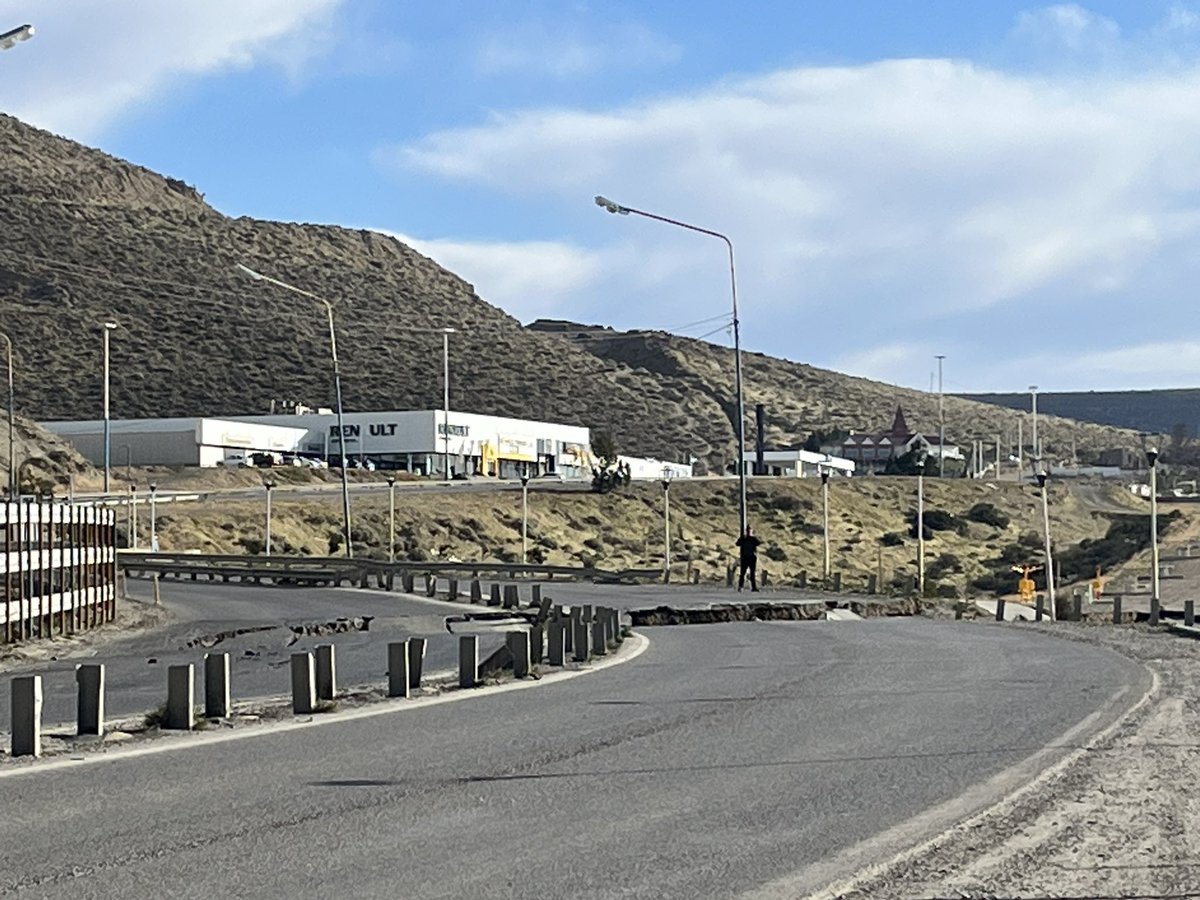 ornellavezzoso's tweet photo. #Comodoro Nuevas grietas en ruta 3 https://t.co/oBzw6W3kIB