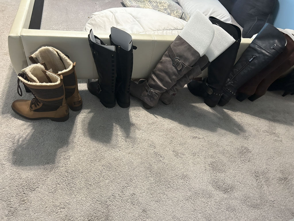 AaronSiepierski's tweet image. With the right pair of boots, everything becomes different! 👢👢

Save your pick now. 🤳 These incredible boots are up for grabs from 📅September 1st to 3rd.

#rochesterestatesale #bootscollection #stylewithboots