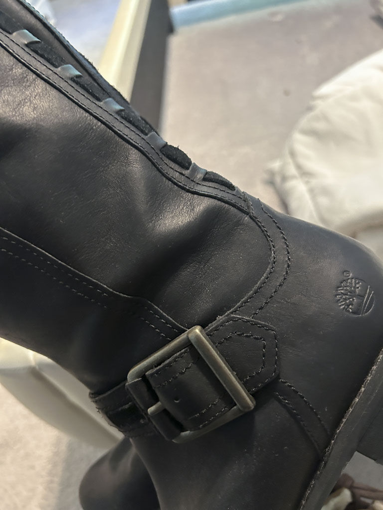 AaronSiepierski's tweet image. With the right pair of boots, everything becomes different! 👢👢

Save your pick now. 🤳 These incredible boots are up for grabs from 📅September 1st to 3rd.

#rochesterestatesale #bootscollection #stylewithboots