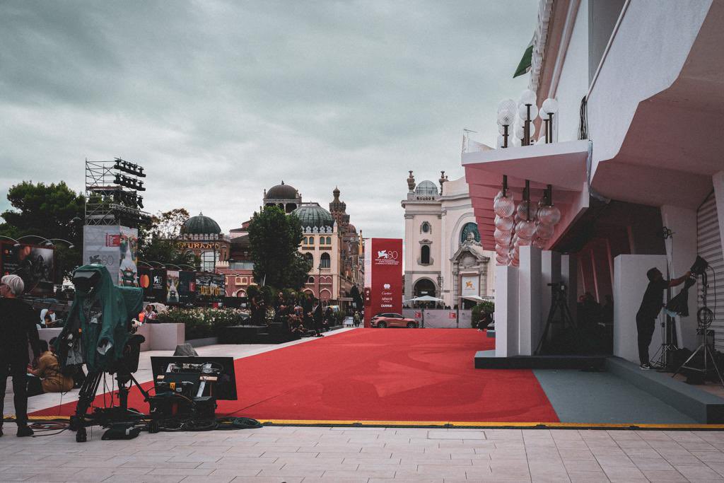 Tutto pronto per il primo red carpet di questa 80a edizione della Mostra del Cinema di Venezia…

Photo by Andrea Andreetta

#venezia80 #redcarpet #mostradelcinema #mostradelcinemadivenezia #sugarpulpsapartment