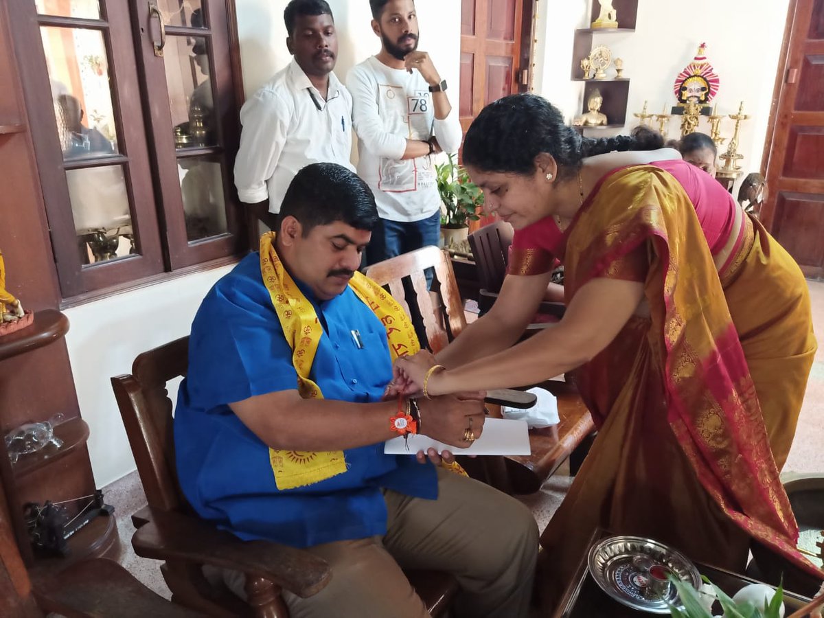 On the occasion of Raksha Bandhan members of Hindu Janajagruti Samiti greeted Mangalore South MLA <a href="/vedavyasbjp/">Vedavyas Kamath</a> and tied the Rakhi 

Join Us :
hindujagruti.org/members/regist…

Read more about #रक्षाबंधन :
hindujagruti.org/hinduism/hindu…

#RakhiPurnima #RakhiCelebration