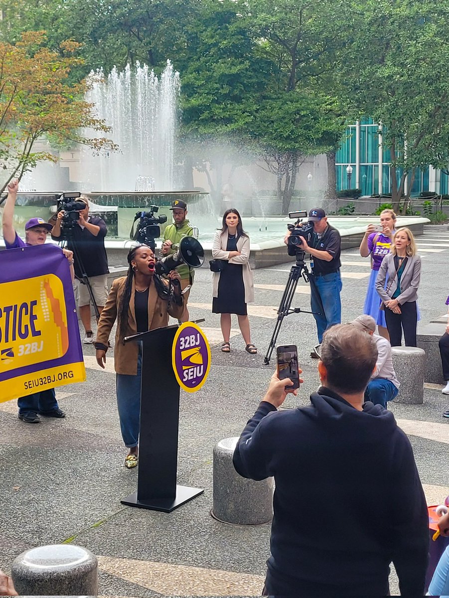 NaTishaforPA's tweet photo. What a morning boost!
It was an honor to stand in solidarity with the 32BJ as they negotiate a fair contract. We are a strong Union Town that fights for the rights of our workers.
#UnionStrong https://t.co/HGjWZrBIpI