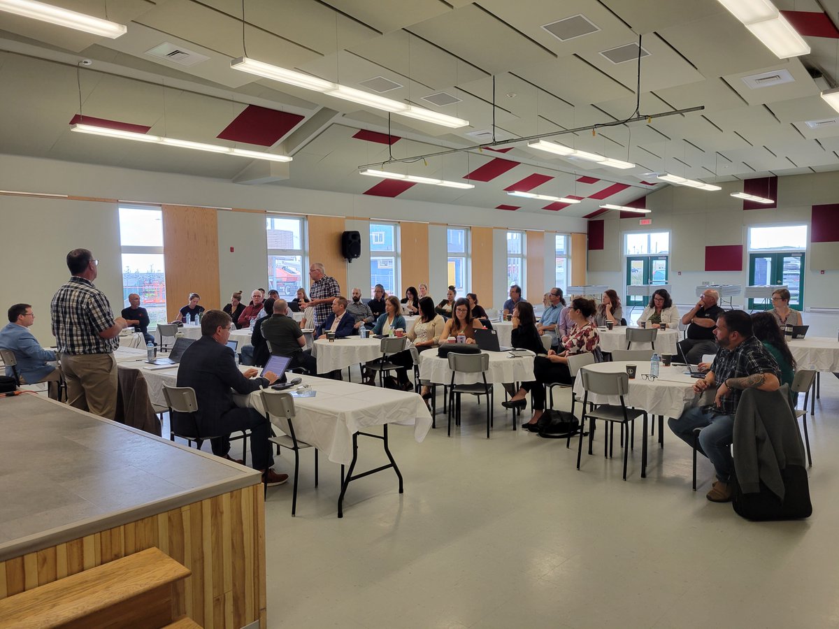 À l'initiative de la MRC de La Côte-de-Gaspé et de la <a href="/villedegaspe/">Ville de Gaspé</a>, ±50 intervenants (Industriels, pêcheurs, org socioécono. et ministères) sont réunis à Rivière-au-Renard pour discuter de la situation difficile dans les pêches, principalement celle à la crevette. #solutions