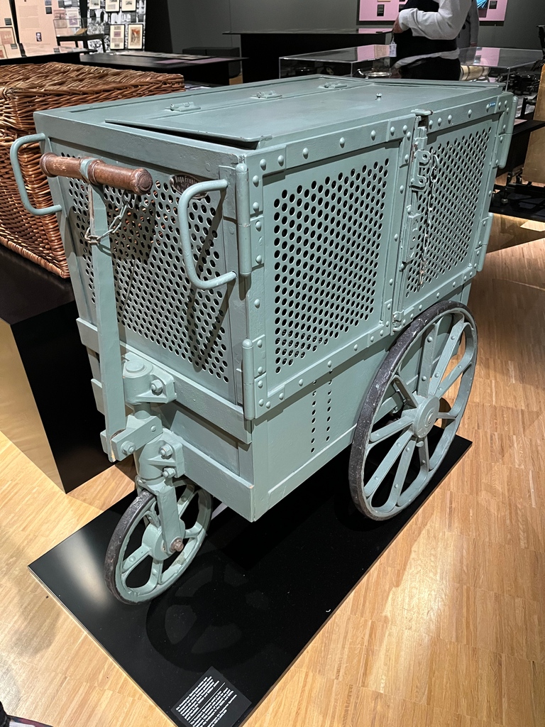 Historisches Museum Frankfurt (@histmus) on Twitter photo In den 1920er + 1930er Jahren nutzte die Frankfurter Sparkasse <a href="/fraspa1822/">FrankfurterSparkasse</a> solche Wägen zum Transport von Geld und anderen Gütern. Der Wagen steht in der #Ausstellung #Inflation1923. Krieg, Geld, Trauma - nur noch bis 10.9. zu sehen! In den 1920er + 1930er Jahren nutzte die Frankfurter Sparkasse <a href="/fraspa1822/">FrankfurterSparkasse</a> solche Wägen zum Transport von Geld und anderen Gütern. Der Wagen steht in der #Ausstellung #Inflation1923. Krieg, Geld, Trauma - nur noch bis 10.9. zu sehen!