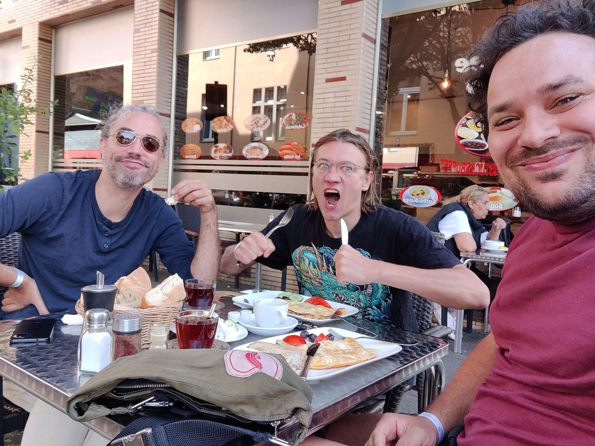 Hi! Der post-gamescom-Urlaub ist vorbei. Wir sind wieder da.🍾🎉

Und weil wir von der Messe selbst fast nichts zeigen können, was ihr in den letzten Tagen nicht eh schon gesehen habt, gibt es hier die schönsten Selfies unserer Reise. ❤️

Favorites?

#gamescom2023 #indiedev