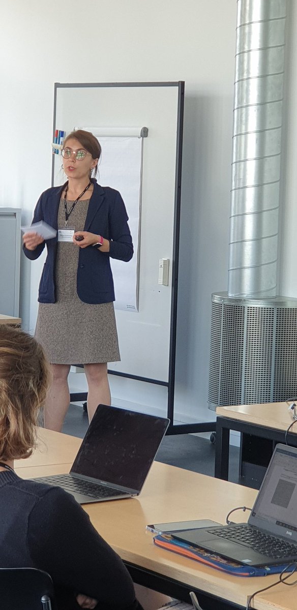 akadsoz's tweet image. Satisfaction &amp;amp; natural environment:
Lower-class citizens benefit more from green window views in their neighborhood than upper-class citizens, Tetiana Dovbischuk show based on unique survey data from 2 GER cities  - at our #AS2023 @unibern conference.