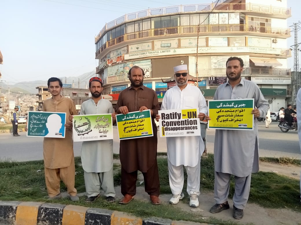 SajjadPTM's tweet photo. سزا کے طور پر، بھیجا  گیا  ہے، ابنِ آدم کو
یہ دنیا، ایک جہنم  ہے، یہاں ابلیس رہتے ہیں.

جبری گمشدگی کی عالمی دن 
#MissingPersonDay
#ReleaseAllMissingPerson
@ManzoorPashteen https://t.co/pYcXVEg6K1