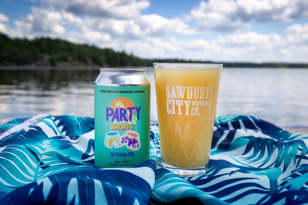 sawdustcitybeer's tweet image. There might only be one weekend left in the summer but that doesn't mean you should pack up your party shorts.

Party Shorts Session IPA has waves of passionfruit and citrus.

This extra juicy, hazy crusher helps you beat the heat. 
#sawdustcitybrewing #sessionipa #partyshorts