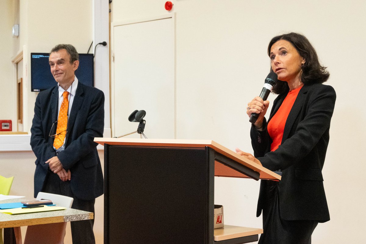 CDrucker_Godard's tweet photo. Félicitations et bienvenue aux nouveaux fonctionnaires stagiaires du 2nd degré !
Vous avez choisi un métier passionnant : transmettre des savoirs  et des valeurs, permettre aux élèves  de réussir et de s’épanouir…
Je vous souhaite le meilleur dans vos classes ! @InspeLimoges https://t.co/wA3fNpxYc5