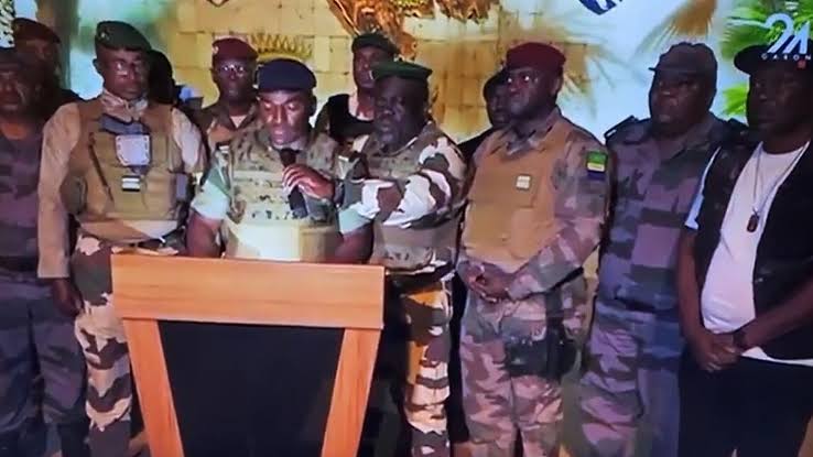 🚨 Golpe de Estado no Gabão 🇬🇦

Militares gaboneses anunciaram um golpe de Estado, alegando fraude nas recentes eleições. O atual presidente Ali Bongo, no poder há 14 anos, foi colocado em prisão domiciliar. As fronteiras do país também foram fechadas.