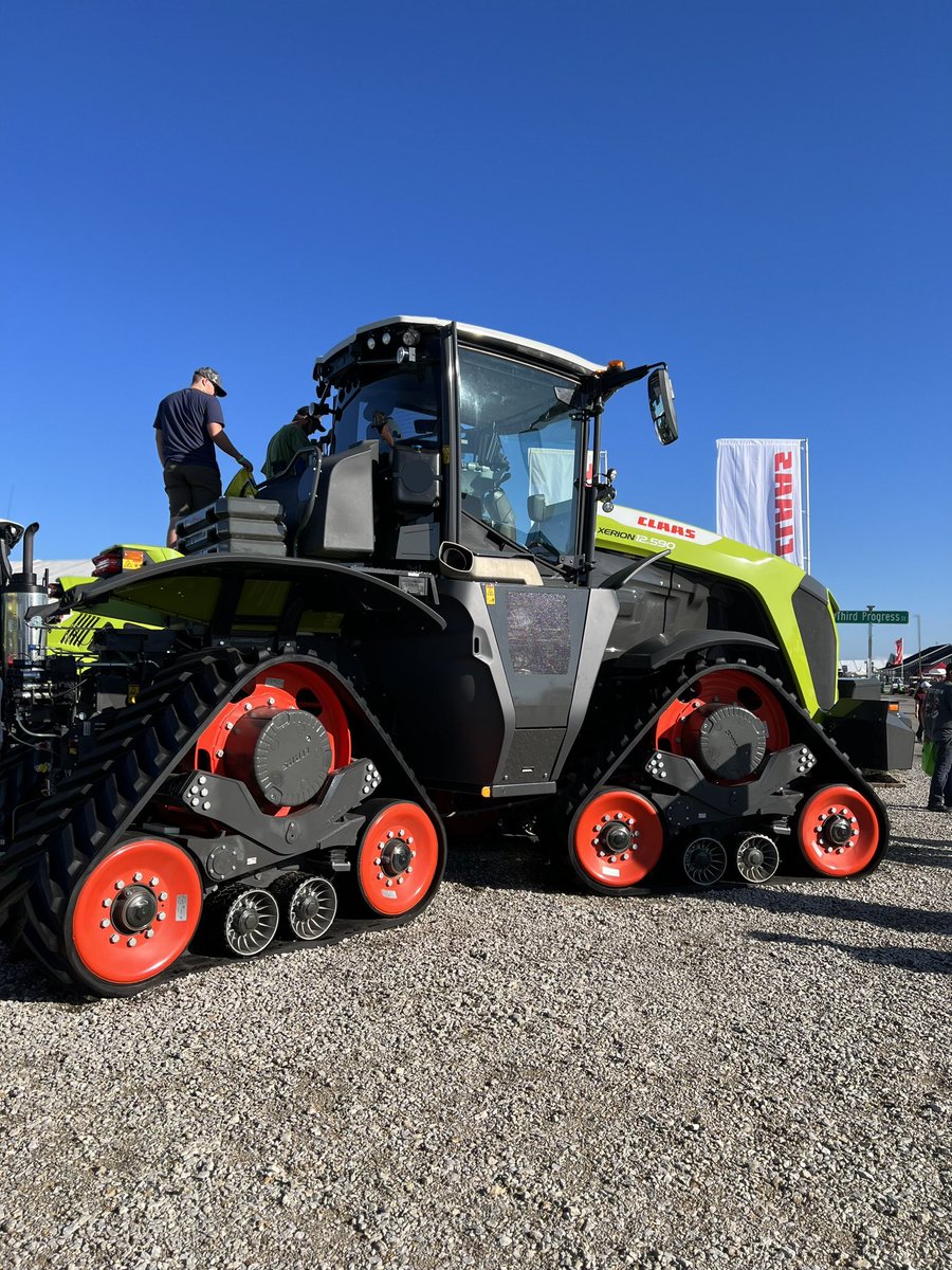 ErinAtkins4's tweet photo. Ready to show off some seed green again!! Hoping for some cooler weather for day 2 of Farm Progress. #FPS https://t.co/79X4WIqrDQ