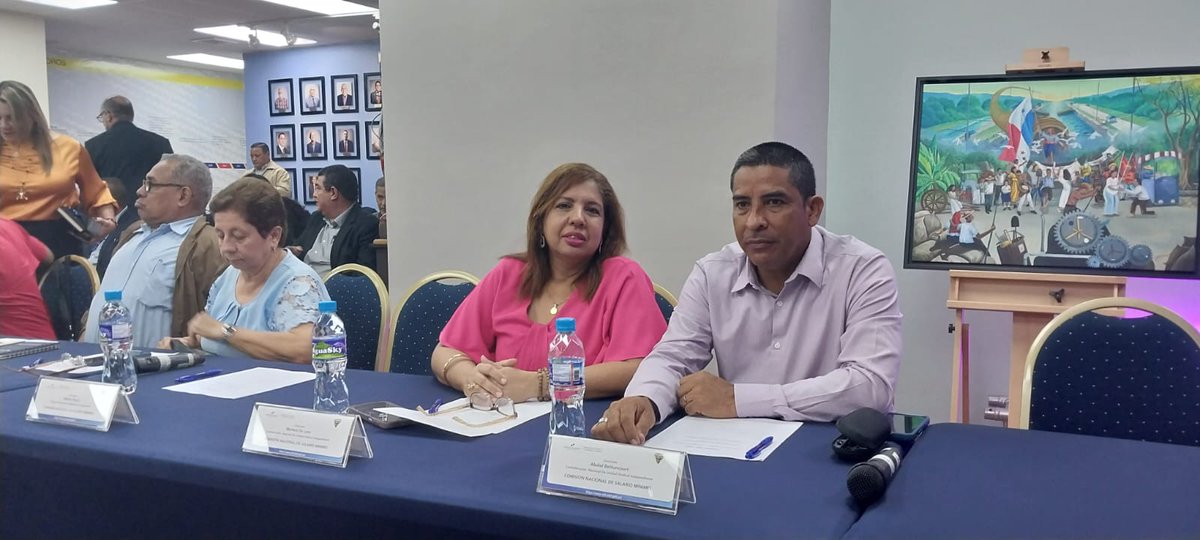 conusi21's tweet photo. Nos encontramos en la instalación de la mesa de salario mínimo.
Nosotros estamos, desde ya, luchando en la mesa con argumentos y en las calles dignamente por un salario mínimo JUSTO https://t.co/TNUuQ1d97T
