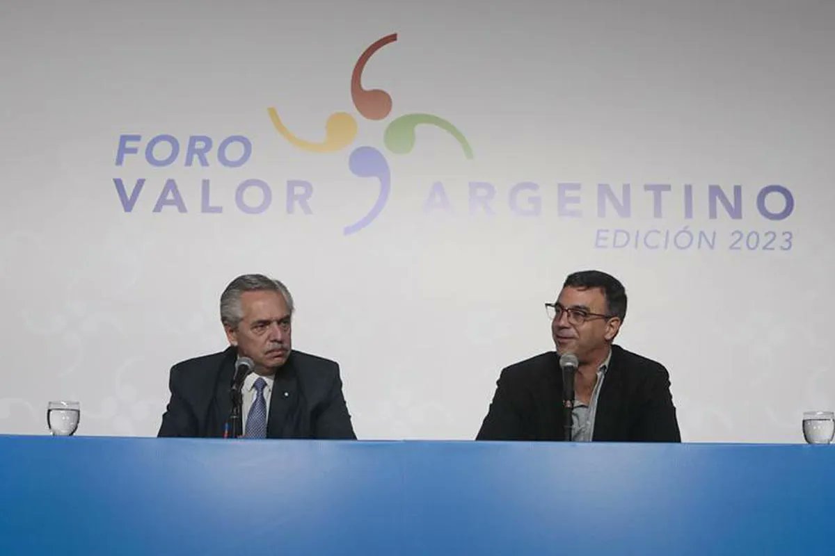 🔵 Alberto Fernández y el presidente del INAES Alexandre Roig encabezan el Foro Valor Argentino, organizado por referentes del cooperativismo. bit.ly/3sAReQ3