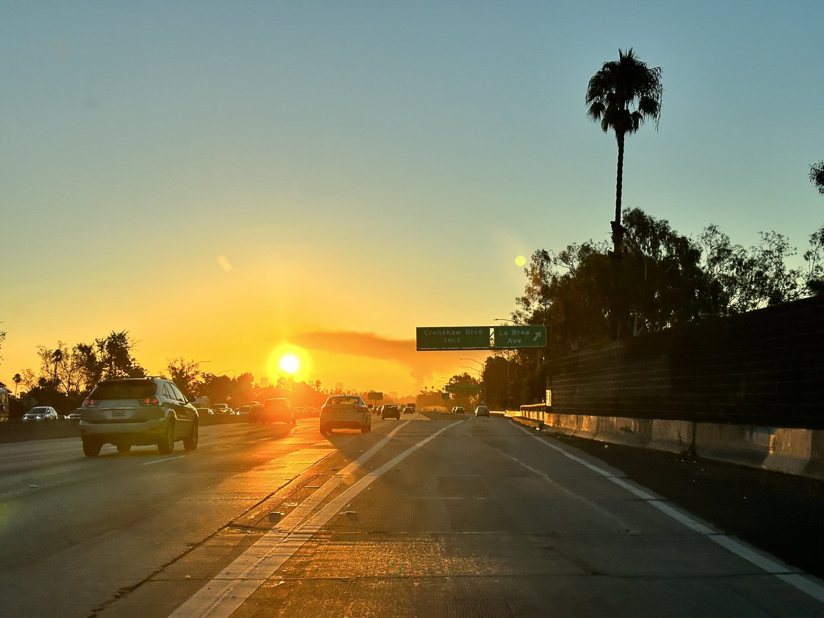 randsinger's tweet photo. Looks like there’s a fire in downtown Los Angeles this morning https://t.co/uNzjaG2UiB