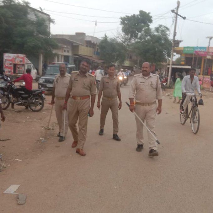 mirzapurpolice's tweet photo. #SP_Mirzapur #अभिनंदन के निर्देशन मे आगामी त्यौहार रक्षाबन्धन,कृष्ण जन्माष्टमी,चेहल्लुम आदि के दृष्टिगत शांति व कानून व्यवस्था अक्षुण्ण रखने हेतु #Addl_SP_Op. द्वारा व #सर्किल_लालगंज के थानो द्वारा पर्याप्त पुलिस बल के साथ पैदल गस्त कर दिलाया सुरक्षा का एहसास।
#UPPolice #Mirzapur https://t.co/YYRf301tos