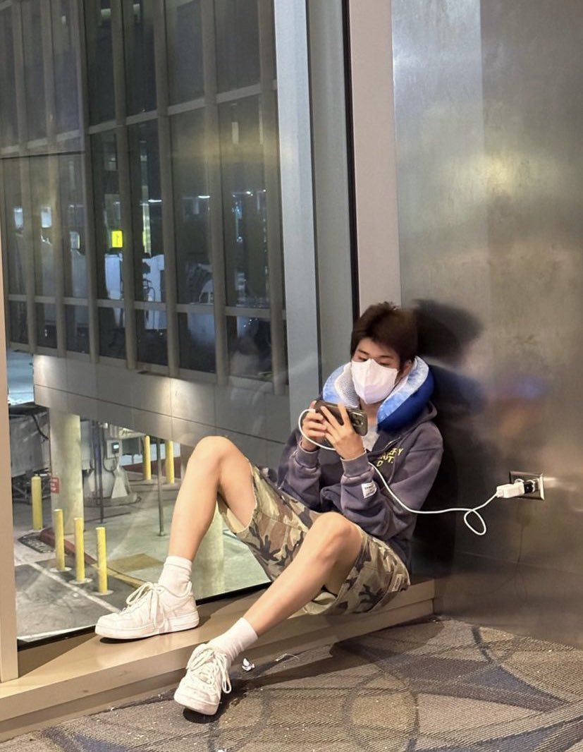 riize_net's tweet photo. he drank airport water fountain, he sat down on the floor while charging his phone at the airtport 😭 just sohee being comfy at the airports https://t.co/SFD2tjpYJA