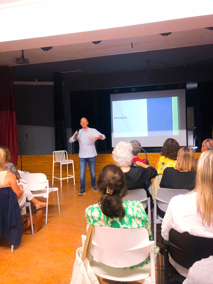 El nostre equip de direcció, present a la sessió de treball conjunta amb totes les direccions d’ <a href="/escolapiacat/">Escola Pia Catalunya</a> per preparar i desplegar les línies estratègiques de l’Escola Pia i aprofitar la força del nostre grup. Gràcies <a href="/escolapiamataro/">Escola Pia Mataró</a> per l’acollida!
