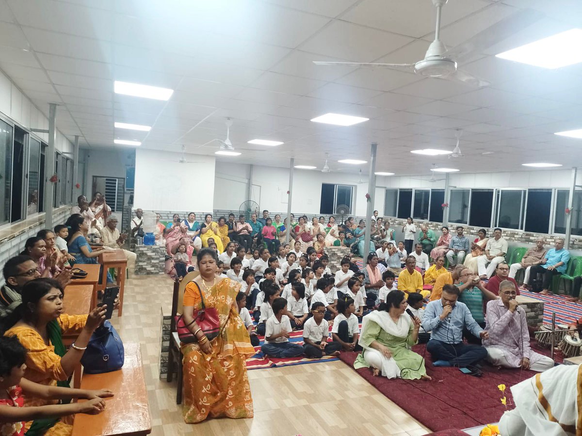 UdaanCare's tweet photo. Yesterday, on 28th Aug Udaan Kanya Gurukul celebrated Rudra Puja in presence of Swami Shraddhanand Ji.
Basant ji sponsored the Prasad ( Bhog ) in memory of Asha Periwal Ji's death anniversary. https://t.co/OUVUyjGNvP